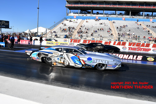 Doug Winters - 'Stinar' (near lane) 
vs Mike Salinas - 'Scrappers Racing' (far lane) - PM